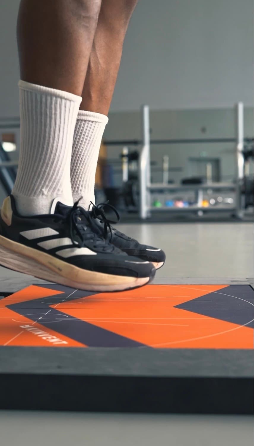 Pieds d’un athlète au-dessus d’une plateforme de force